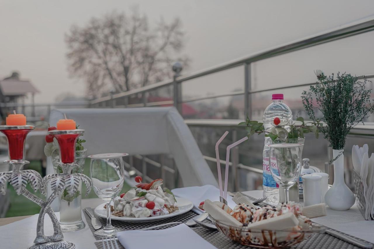 Hotel Rose Petal Srinagar Exterior photo